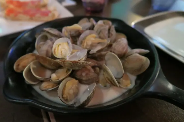 白酒煮蜆配蒜蓉包