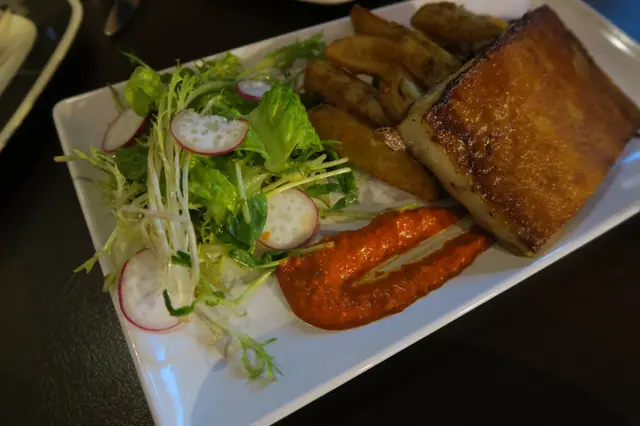 西班牙脆皮乳豬配彩椒汁 