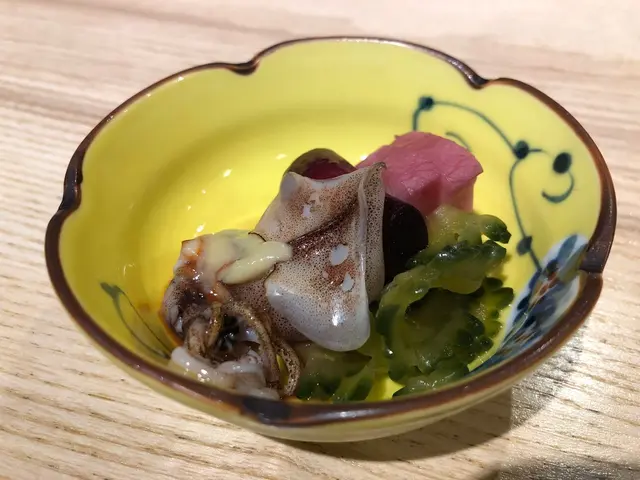 螢光魷魚配紅葱大根及沖繩苦瓜