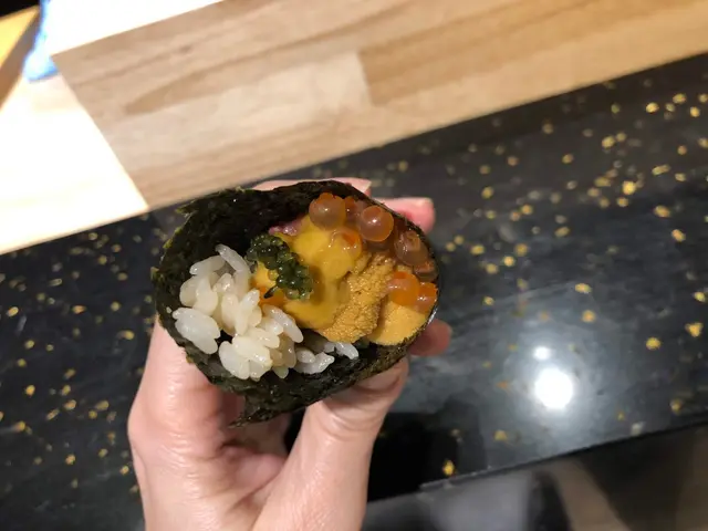 海膽三文魚子配海葡萄手卷