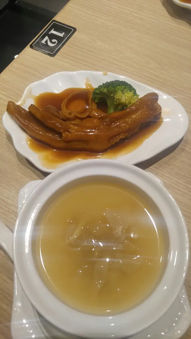 下;紅燒花膠翅，上:掌上明珠併溏心靚鮑魚