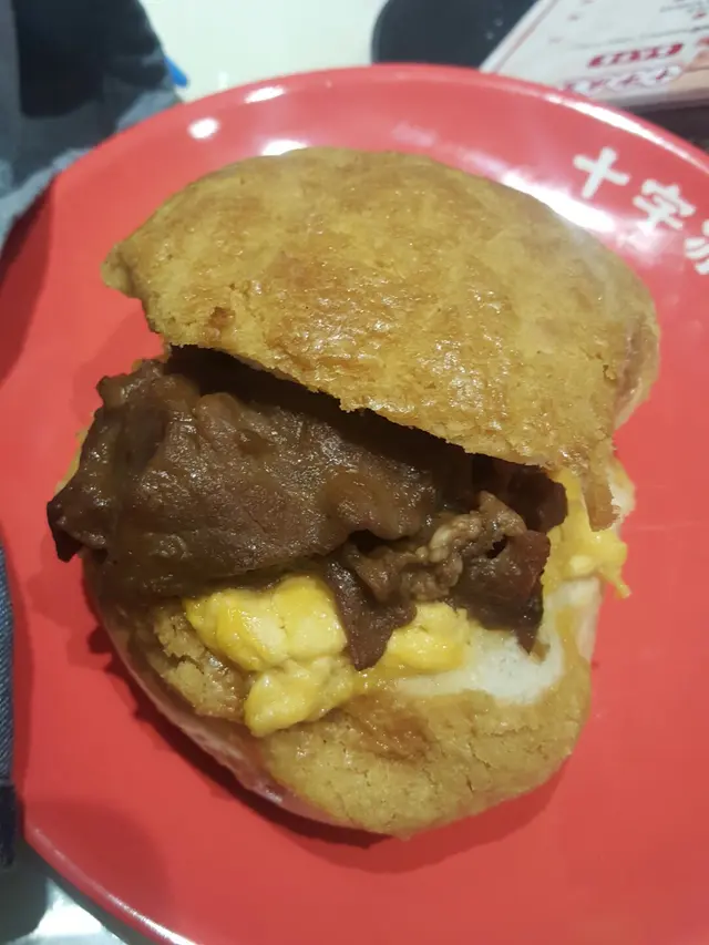 沙嗲牛肉炒滑蛋波蘿包