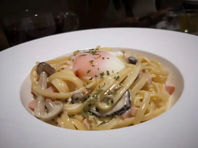 意粉好好味，味道足夠，裡面有菇﹑火腿肉。溫泉蛋整得好好，拌勻好味。