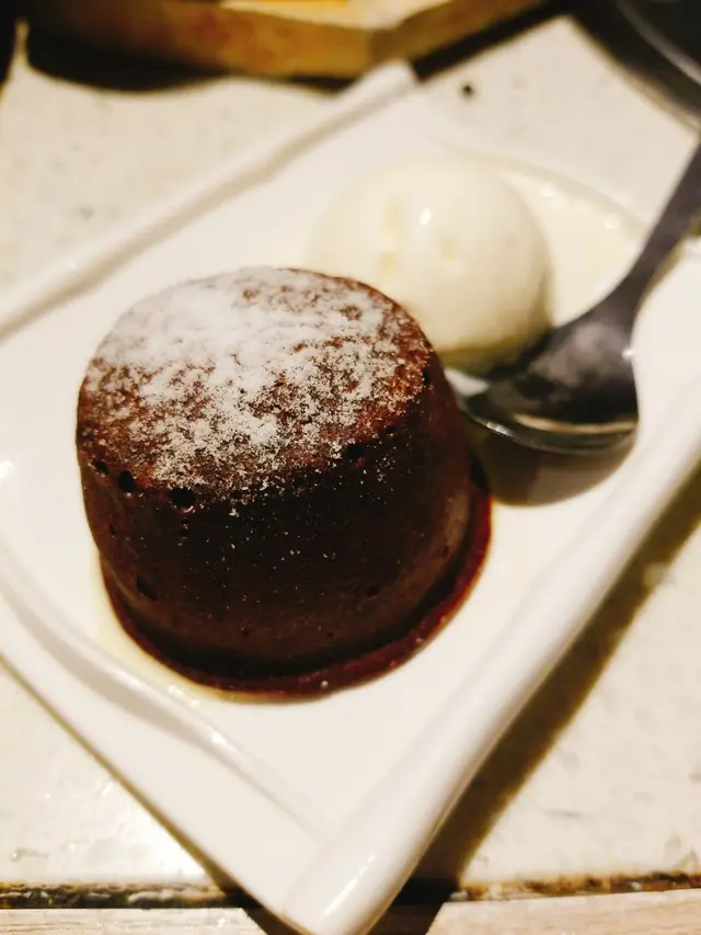 一定要試，熱啦啦！流心 朱古力 加埋個雪糕正呀!