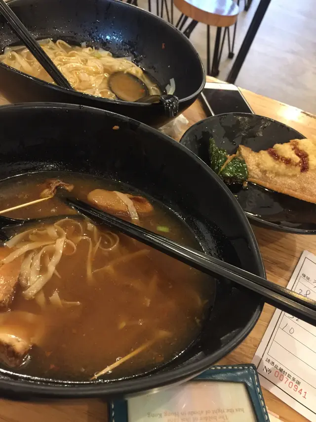 粗面可能煮过久或没过冷河，总之没口感咬劲，牛腩肉片像乾烟肉，没汁没味，牛丸同样欠基本牛味，滷豆腐又硬又不入味。豆浆豆味浓味不足，水多。