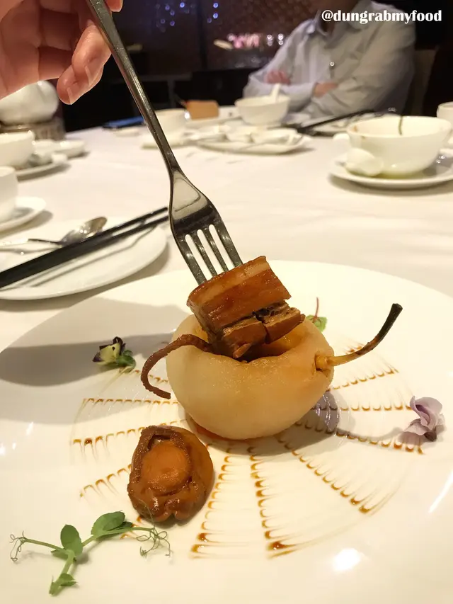 梨釀鰒鱆烤肉 Traditional braised pork in braised pear with abalone, dried octopus