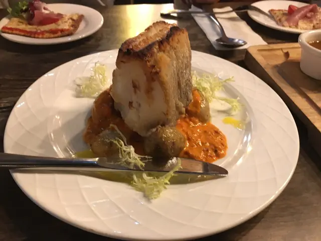 都幾嫩滑嘅比目魚扒，醬汁似係南瓜味，有煙肉碎令佢味道濃郁鹹香d，魚肉嫩滑彈牙，焗薯都有焗得表面乾身內裏香軟，雖然份量偏少但味道唔錯～