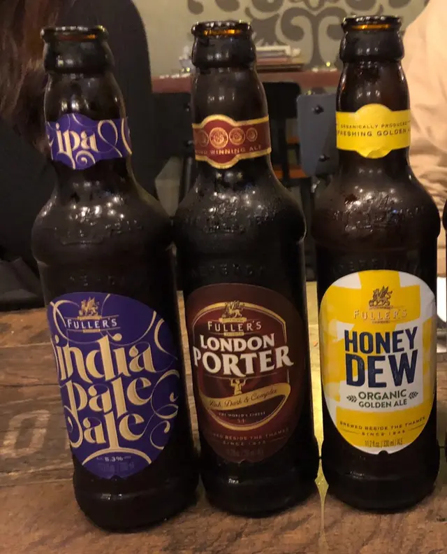 黃色係 Honey 味最適合唔點飲酒或者唔鍾意酒味嘅人，平時唔飲酒嘅朋友都覺得幾接受。  但我覺得佢味道好怪好假，又唔honey又好唔啤酒，味道好奇怪。  紫色係正常手工啤酒味，飲落麥味唔重味道偏甜d，但過後留係口腔味道好酸澀。一般般。  咖啡色係黑啤，帶淡淡朱古力味，比傳統黑啤冇咁苦澀，帶甜味，都幾得意嘅。