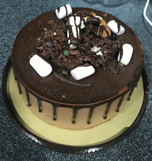 果仁朱古力淋漿蛋糕