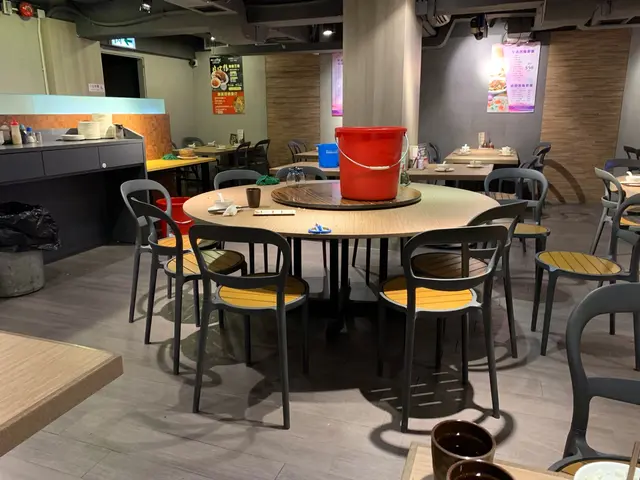 十分污糟  放在地下的膠筒  在收拾餐具時    又放到檯上  用具  檯  地下  樓梯  滿是油跡