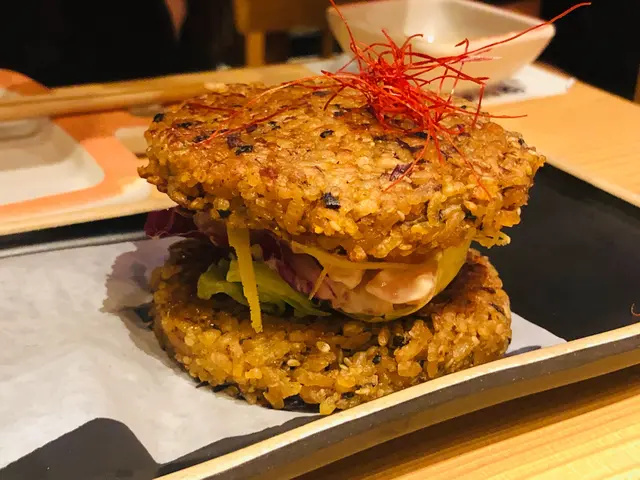 三文魚牛油果壽司漢堡