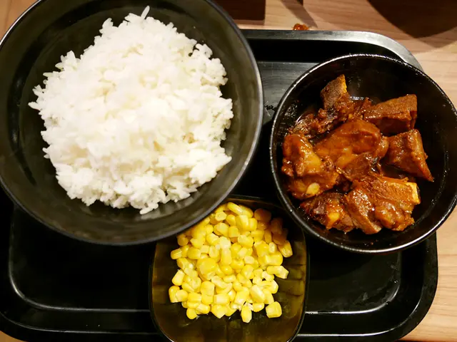 糖醋排骨配白飯加時令配菜