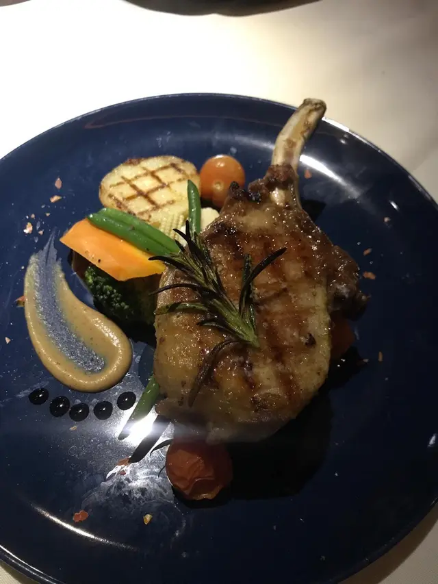 烤西班牙雪花黑毛豬配蘋果黑醋汁