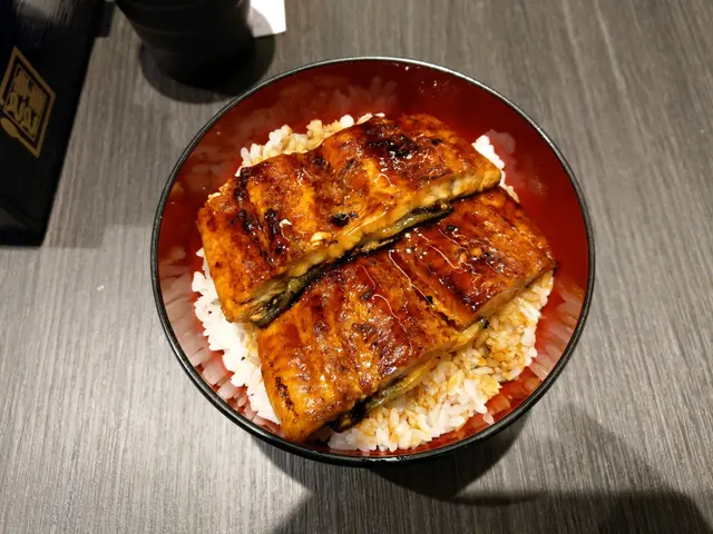 鰻魚肥美肉厚，不過比較多骨，另外米飯軟熟，醬汁份量亦都足夠