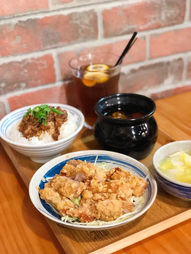 鹽酥雞排滷肉飯 配時菜燉湯