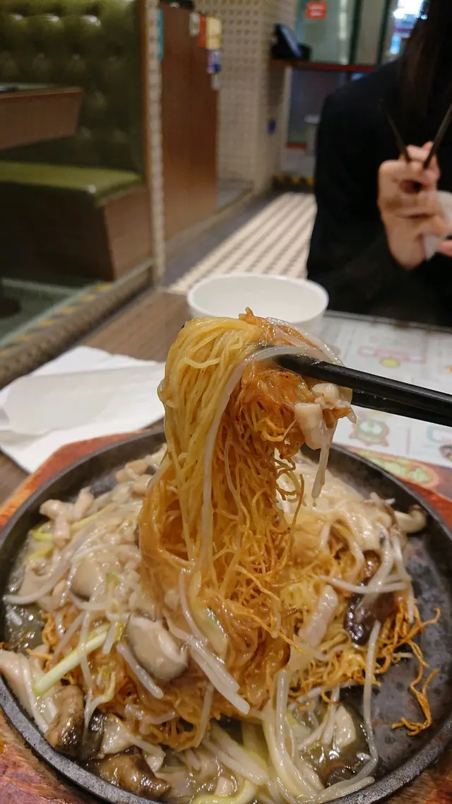 銀芽肉絲炒麵