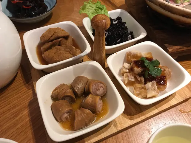 滷水嫩豆腐、蝦苗拌頭水紫菜、九轉小腸、水晶豬蹄凍