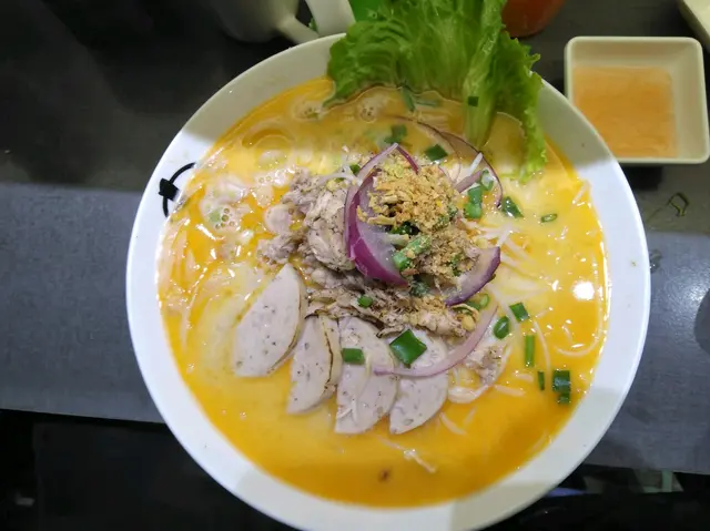 手撕雞肉扎肉椰汁湯檬粉，