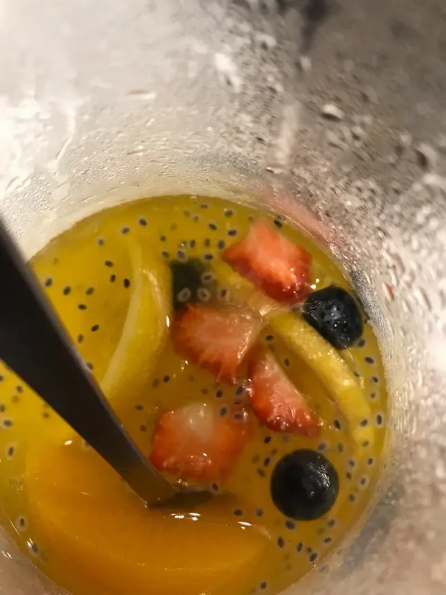 夏日水蜜桃草莓綜合水果茶