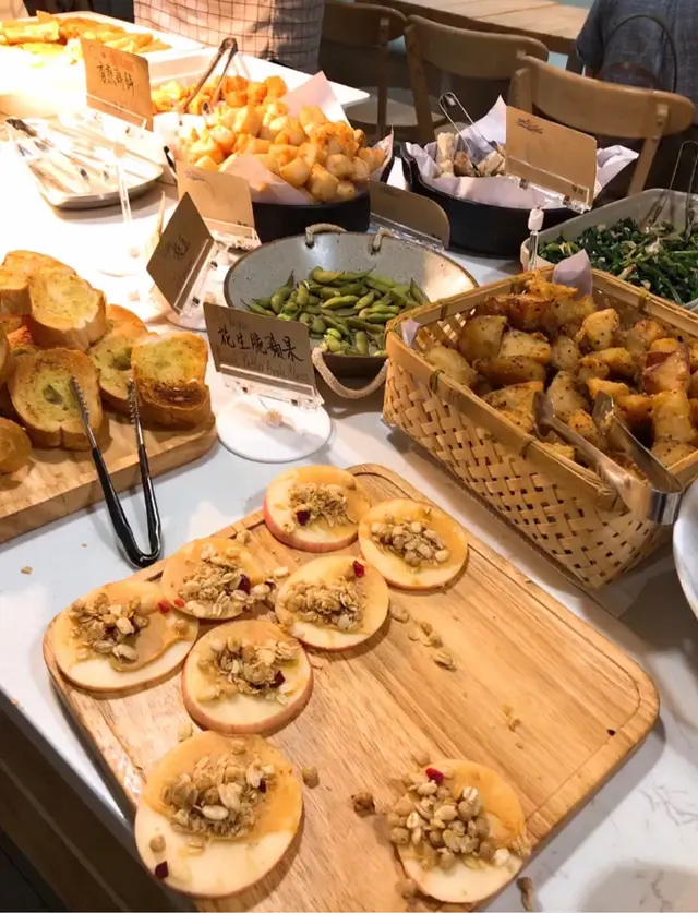 真係好好食，  估唔到花生醬同蘋果竟然會咁夾！加埋上面啲脆脆口感好有層次好特別。正