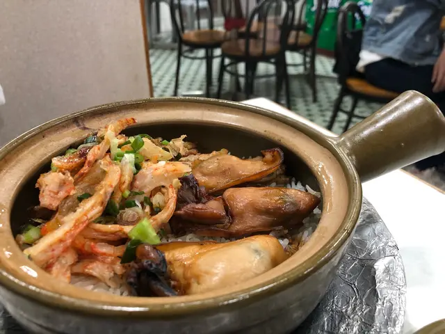 金蠔乾虾保仔飯