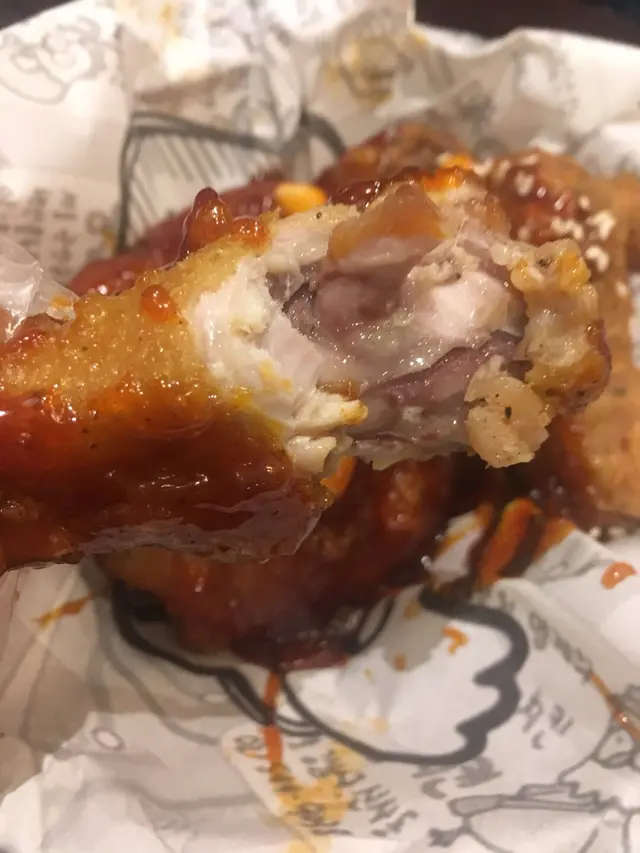 韓式甜辣年糕炸雞，睇落去賣相非常之邪惡同吸引，炸雞同年糕上面沾滿韓式甜辣醬汁，炸雞有先用胡椒、香草醃過，再沾上粉漿拎去炸，外皮炸到好酥脆，雞肉亦都好滑嫩，但重點係個醬汁非常好食，食落偏辣帶點甜味，好惹味開胃！而年糕好煙韌，同醬汁好配搭，非常推薦！