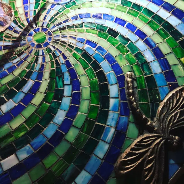 以蜻蜓為主題嘅枱