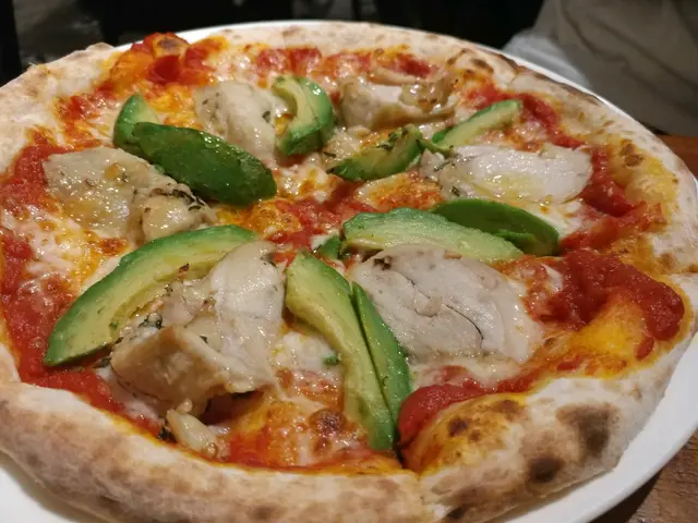 芝士牛油果烤雞披薩