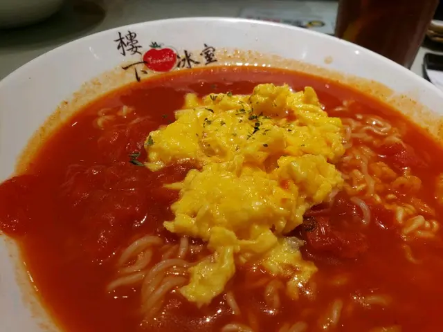 特色蕃茄濃湯公仔麵配牛乳炒蛋