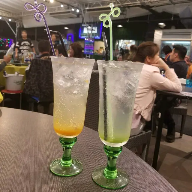 熱情果氣泡茶($20)，青蘋果氣泡茶($20)
