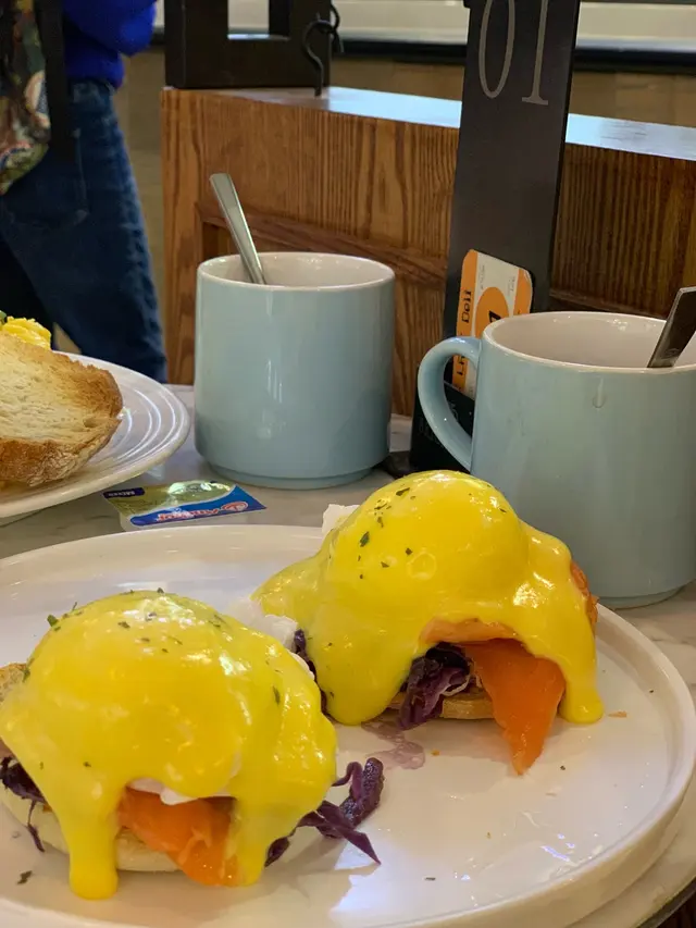 Egg  Royale煙三文魚班尼迪蛋