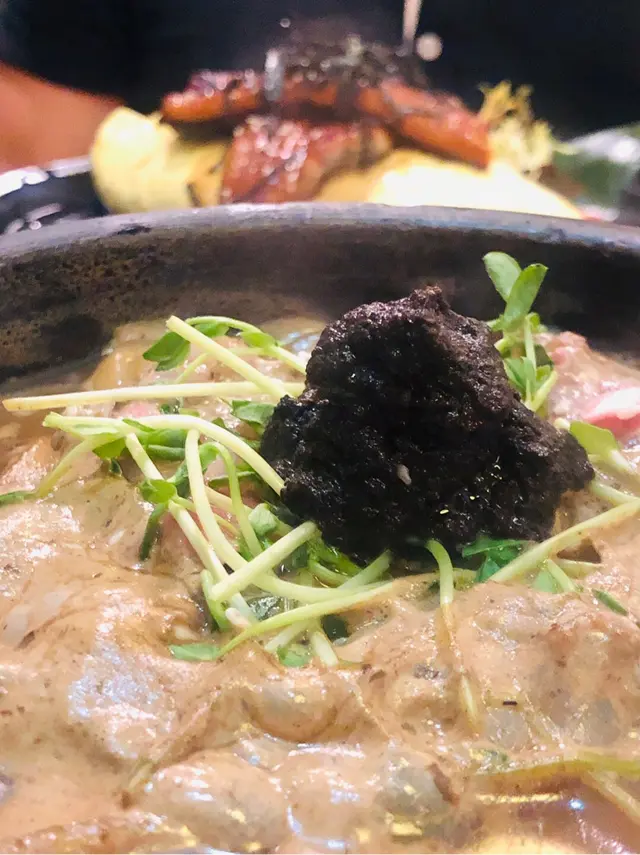 湯本身已很有味,但湯上仍有很多黑松露