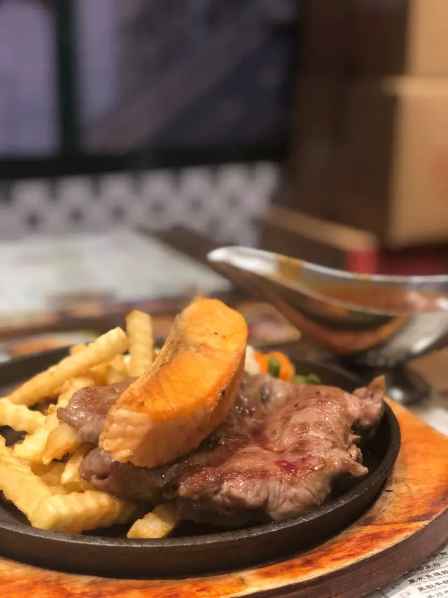 香煎美國牛扒拼三文魚扒