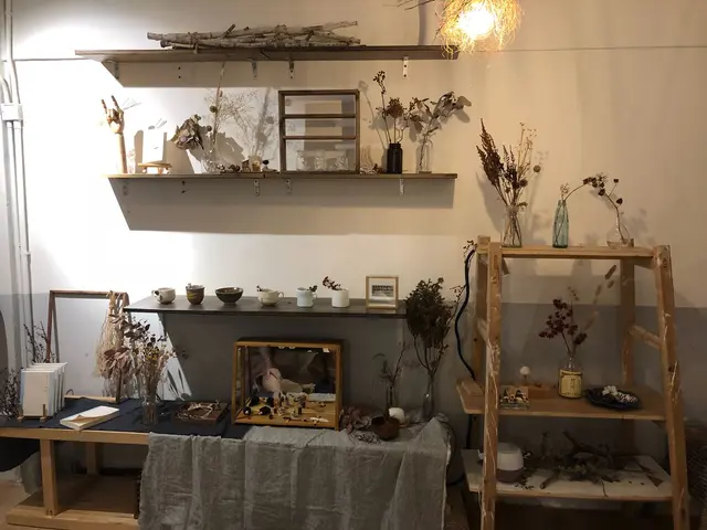 樓上有唔少既乾花擺設同其他小玩意
