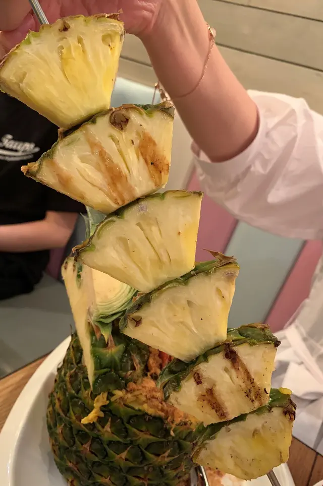 招牌菠蘿炒飯配虎蝦