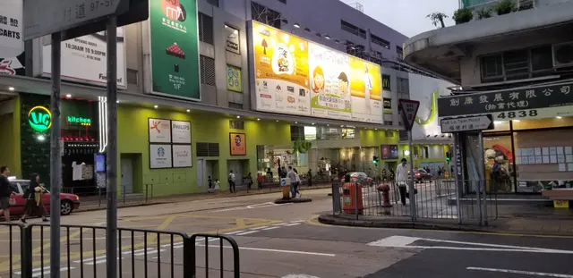 九龍城廣場斜對面，中面對福佬村道。
