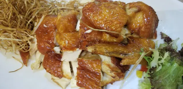 炸過京蔥好香，與我同行既朋友唔食蔥，佢竟然食，還要說好香脆口既蔥。雞皮炸得好香脆（店主說：雞連香蔥一齊食係最夾同好味）我睇到隻雞咁廋又炸過會韌，估佢唔到唔韌，還是好味。（值得一試）