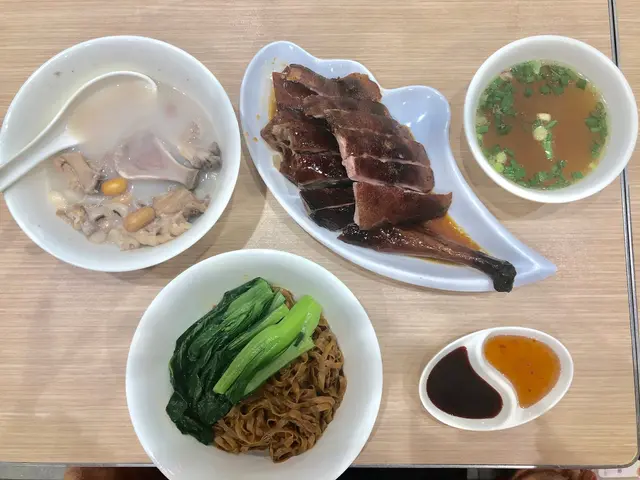 阿爺燒鵝脾拼雞油撈麵,乳豬,老火湯