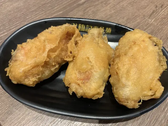 炸皮超脆,
口感和味道真係有種食油炸鬼嘅感覺,
莫非真係用油炸鬼包着雞翼一起炸!😂
裏面嘅肉質保持嫩滑多汁,好味道!😋