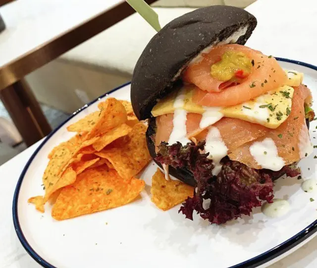 和風玉子三文魚芝士竹炭漢堡