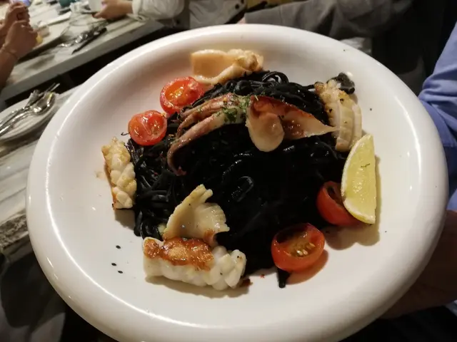 絕對值得推介！墨魚味好香，海鮮都算新鮮。味道剛剛好，唔會太鹹！