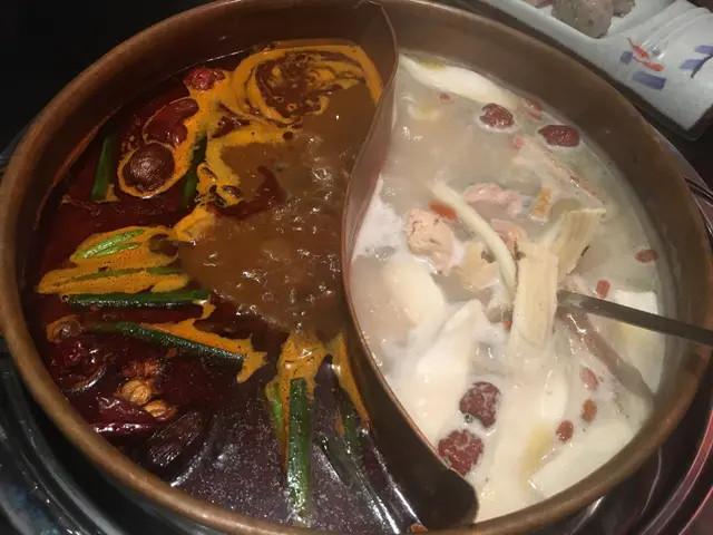 雙拼麻辣鍋及人蔘藥膳鍋