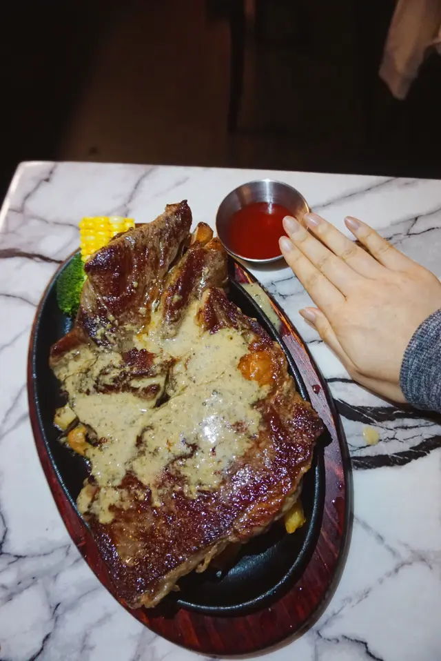 頂級巨型牛肩肉眼扒餐