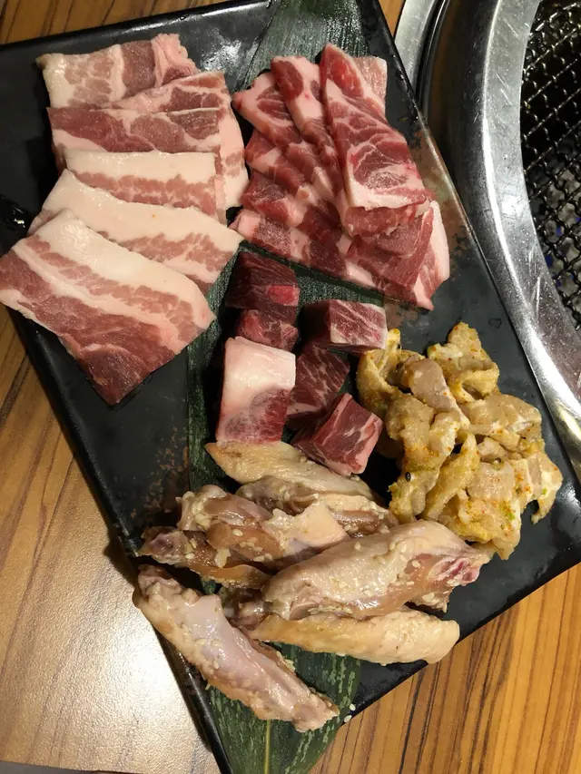 餐廳內部同部分食物