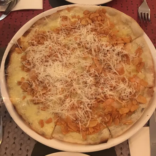 Garlic snowing pizza