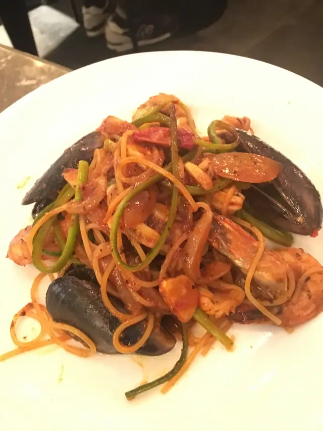 Spicy garlic seafood pasta