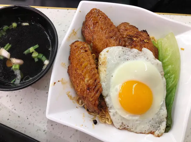 麻辣雞中翼煎蛋撈出前一丁