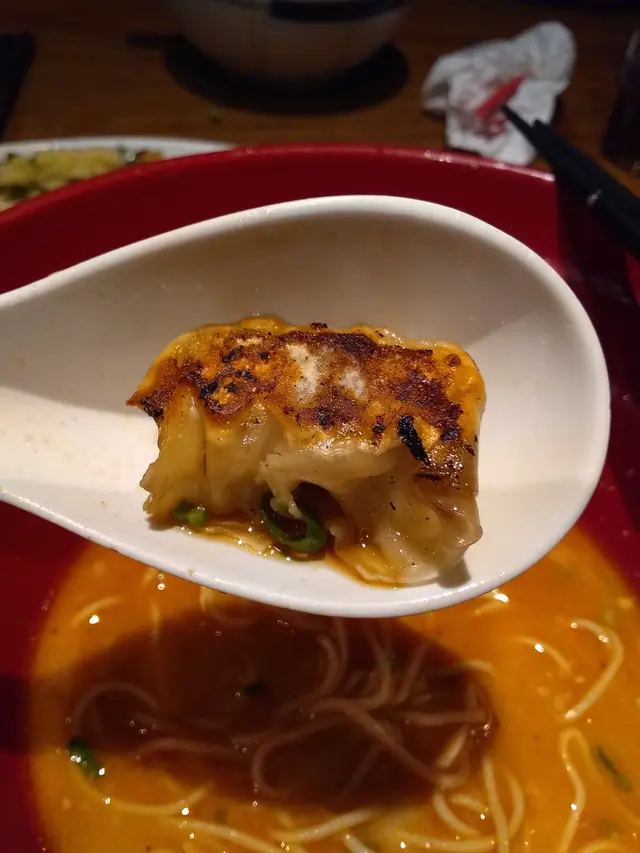 放在湯匙上,餃子顯得“的式”