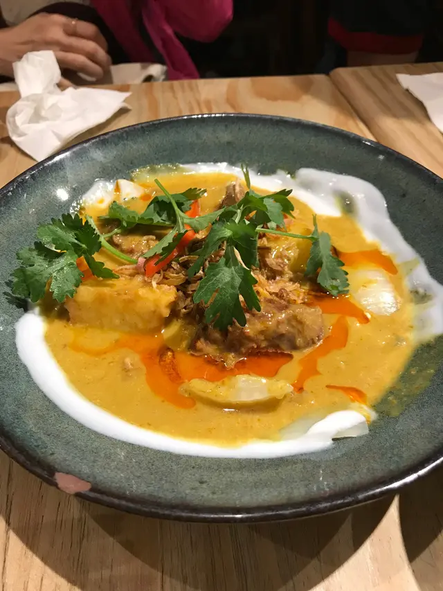 黃咖哩牛腩配白飯