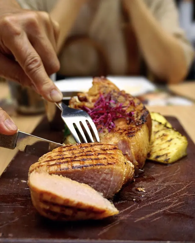 燒焗本地黑毛豬安鞍架及扒菠蘿配燒汁12oz